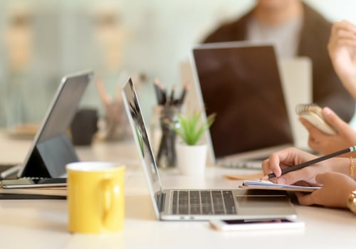 employee-working-at-desk-using-knowledge-management-system