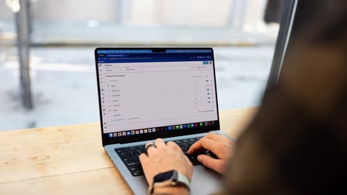 A Ninety user customizes the meeting agenda on their laptop.