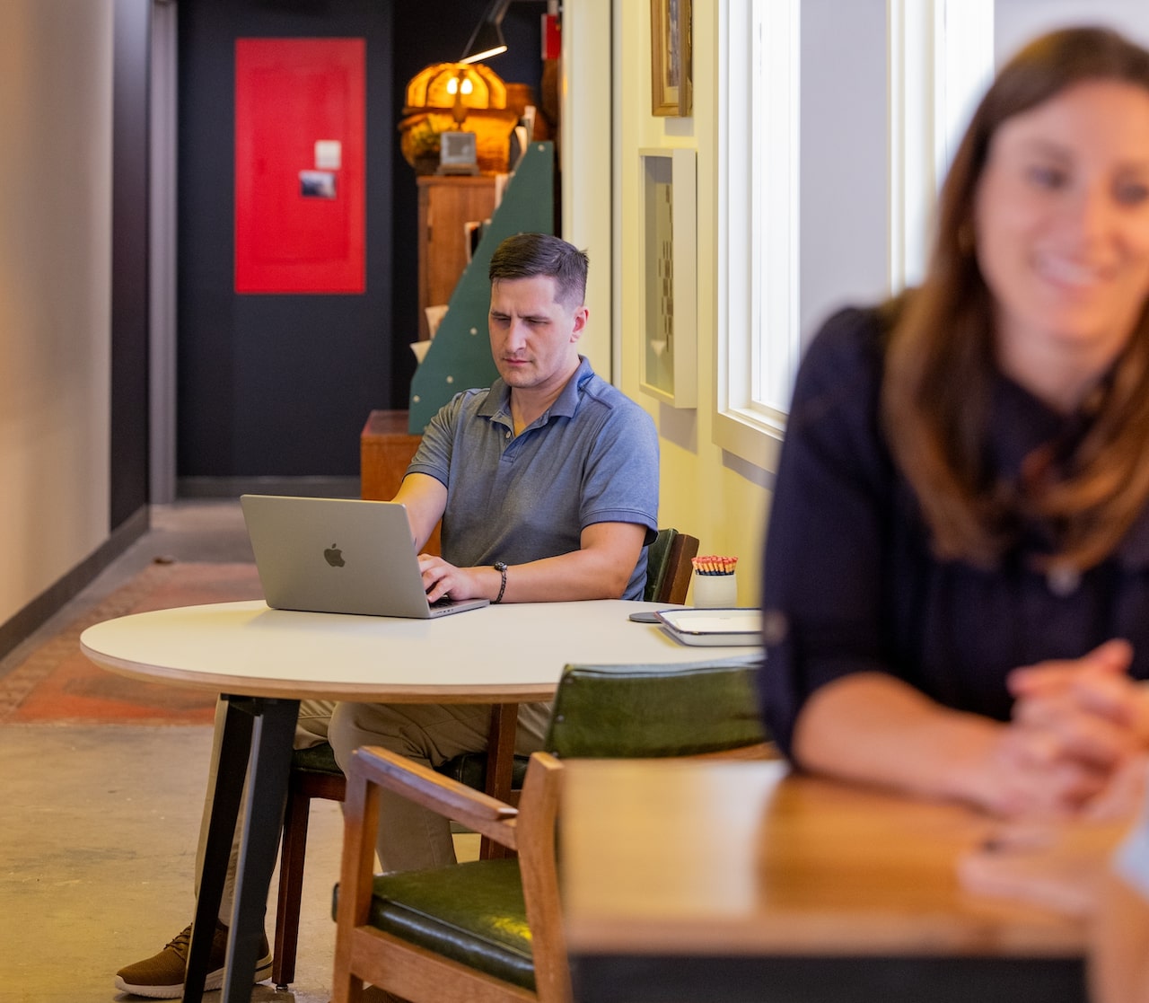 A man on his laptop seated in a cafe.