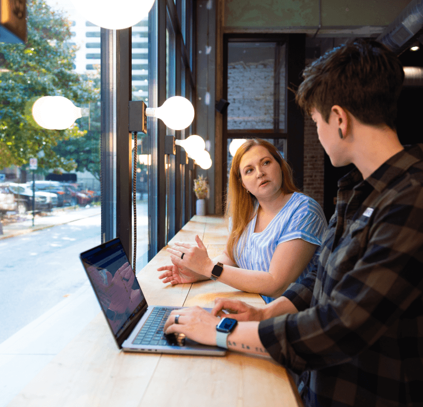 Two employees having a conversation in a cafe.