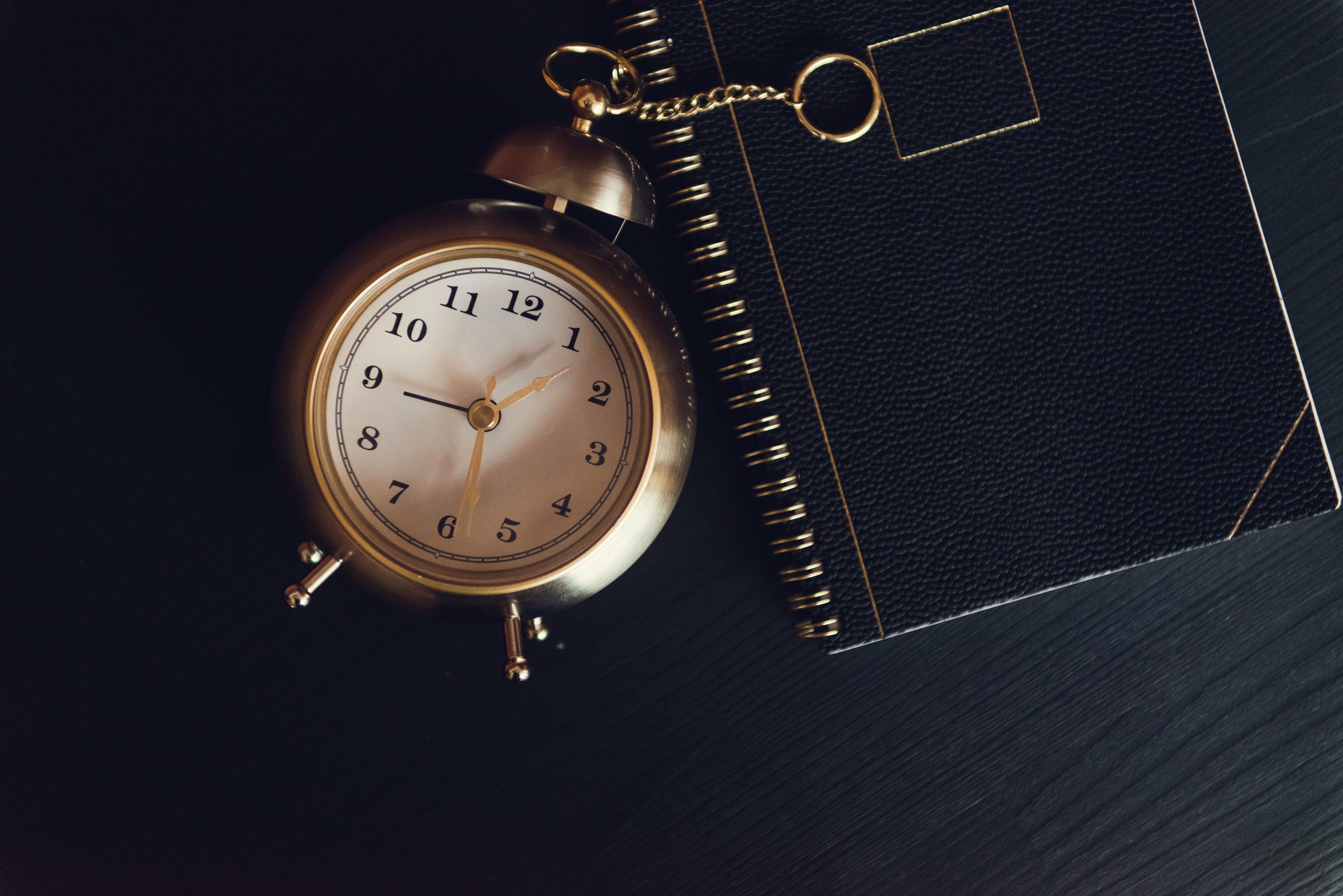 clock depicting time in meeting