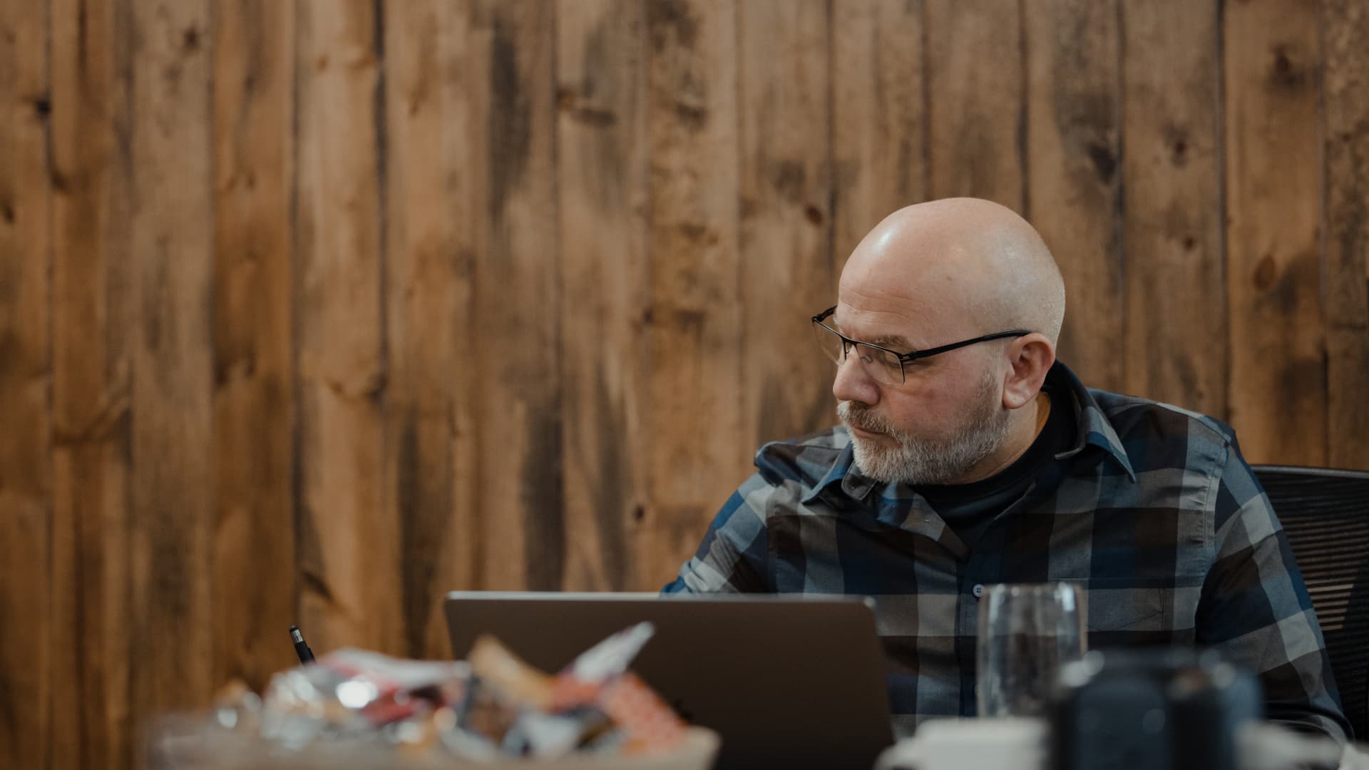 man setting business goals on laptop